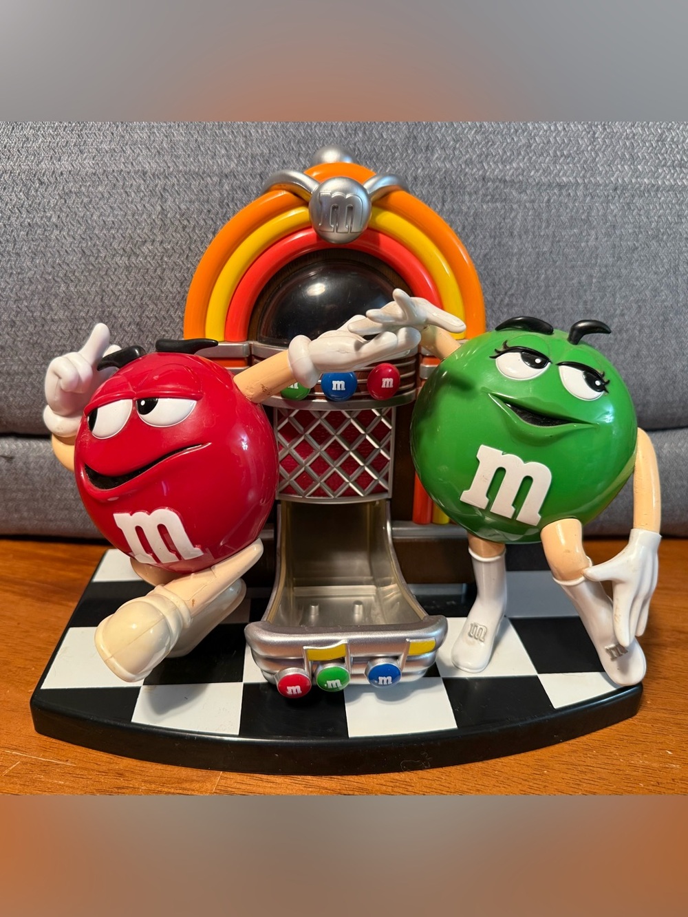M&M'S Red & Green Dancing Figures with Retro Jukebox Playset